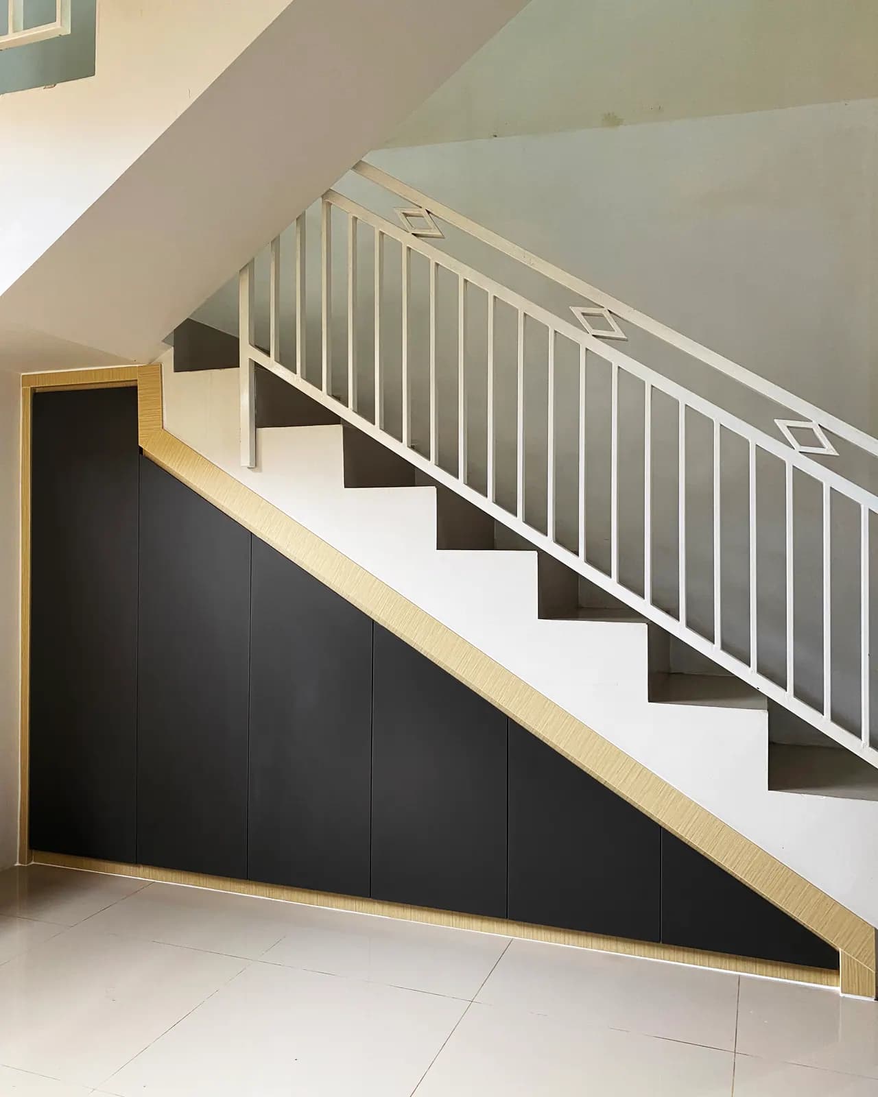 Lemari Bawah Tangga custom karya Niscala Furniture, di Rancaekek - detail 2