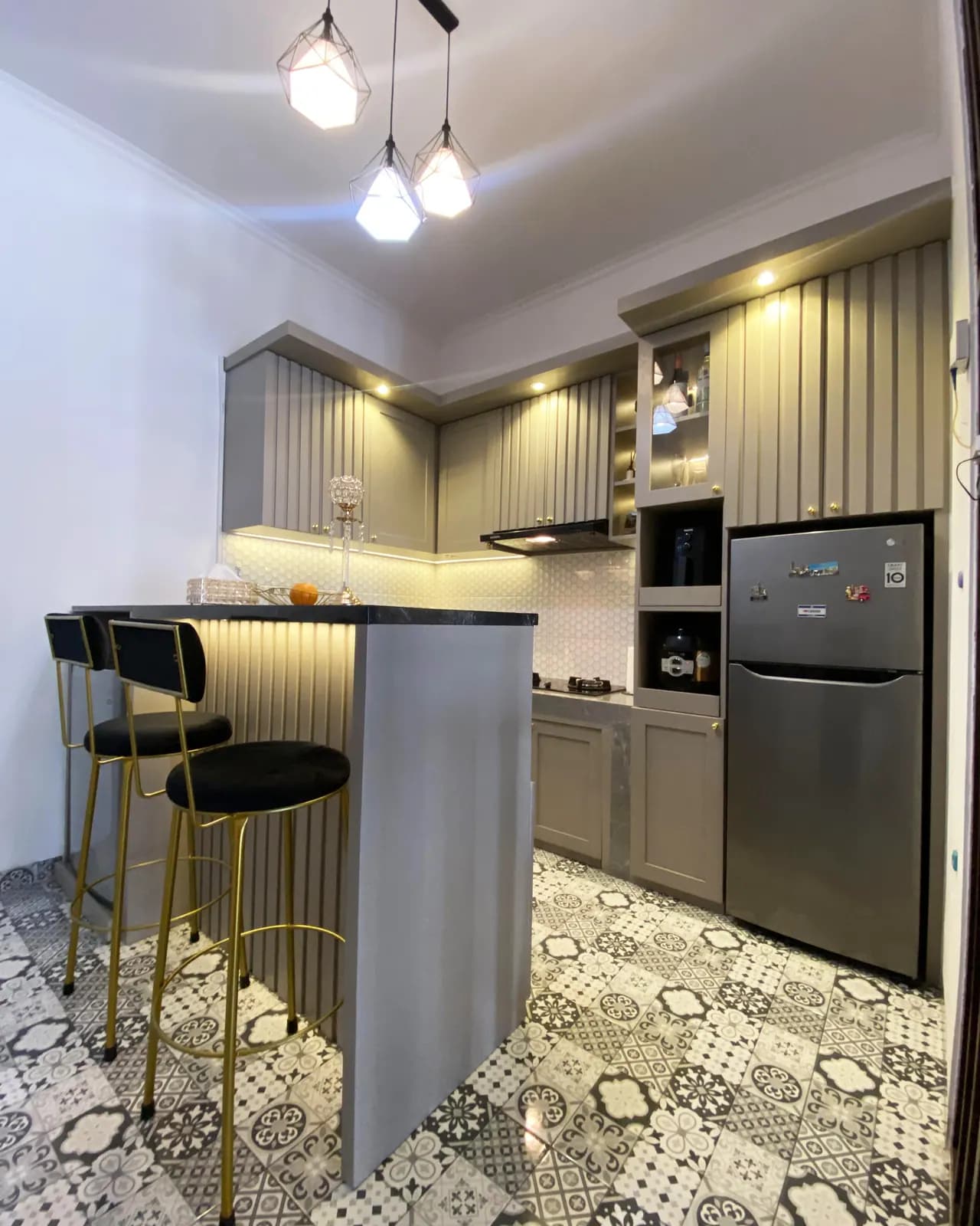 Kitchen Set & Pantry custom karya Niscala Furniture, di Soreang, finishing klasik