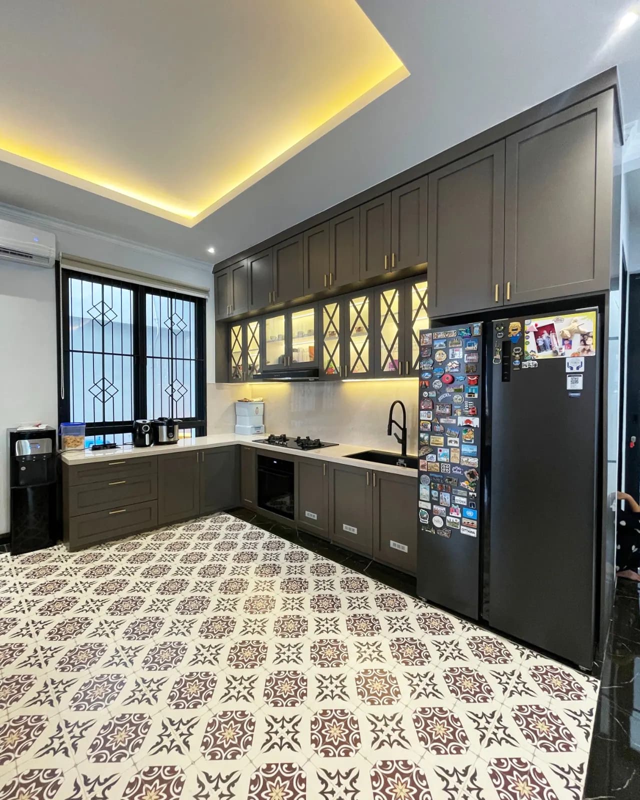 Kitchen Set & Pantry custom karya Niscala Furniture, finishing semi classic