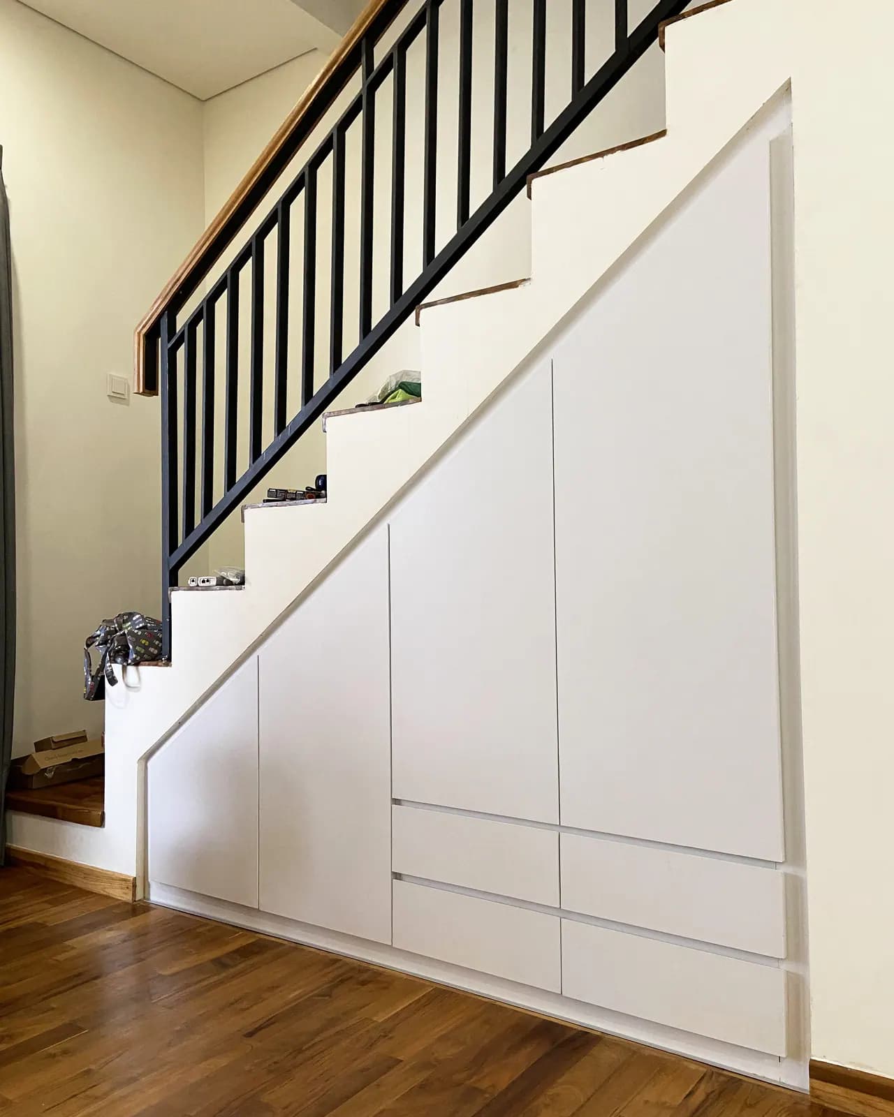 Lemari Bawah Tangga custom karya Niscala Furniture, di Sariwangi, finishing minimalis
