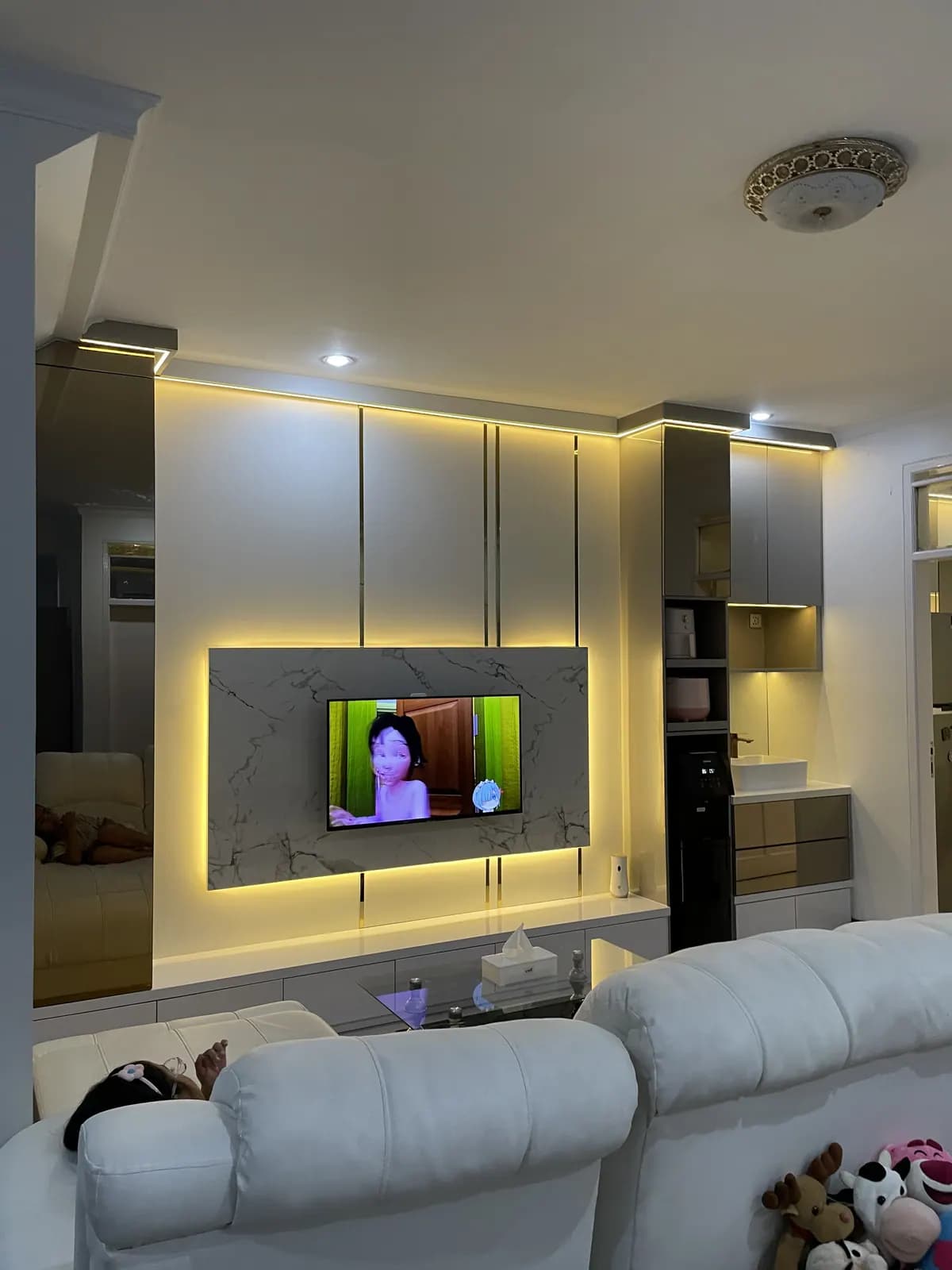 Backdrop TV & Rak Televisi custom karya Niscala Furniture