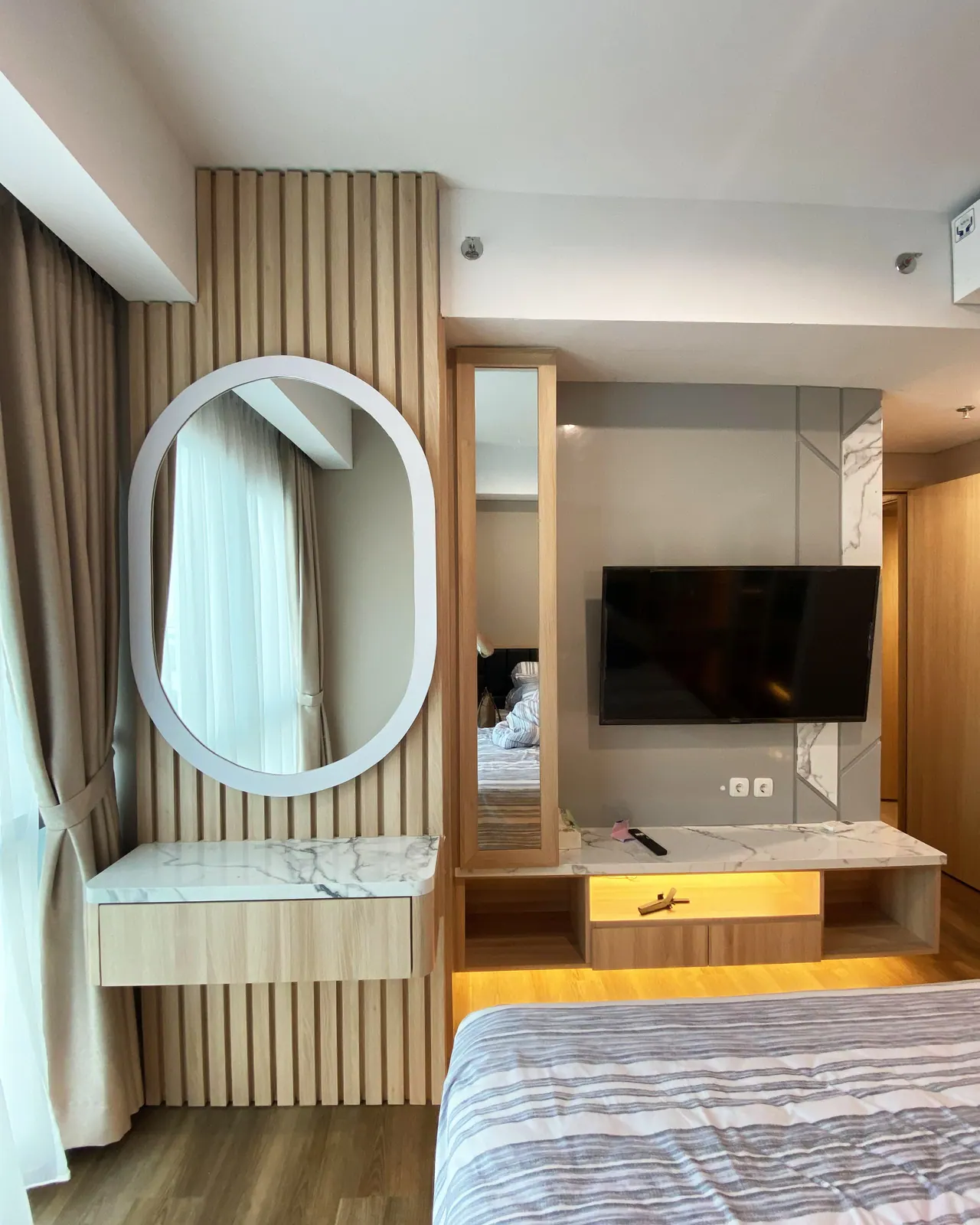 Backdrop TV partisi dua sisi apartemen studio