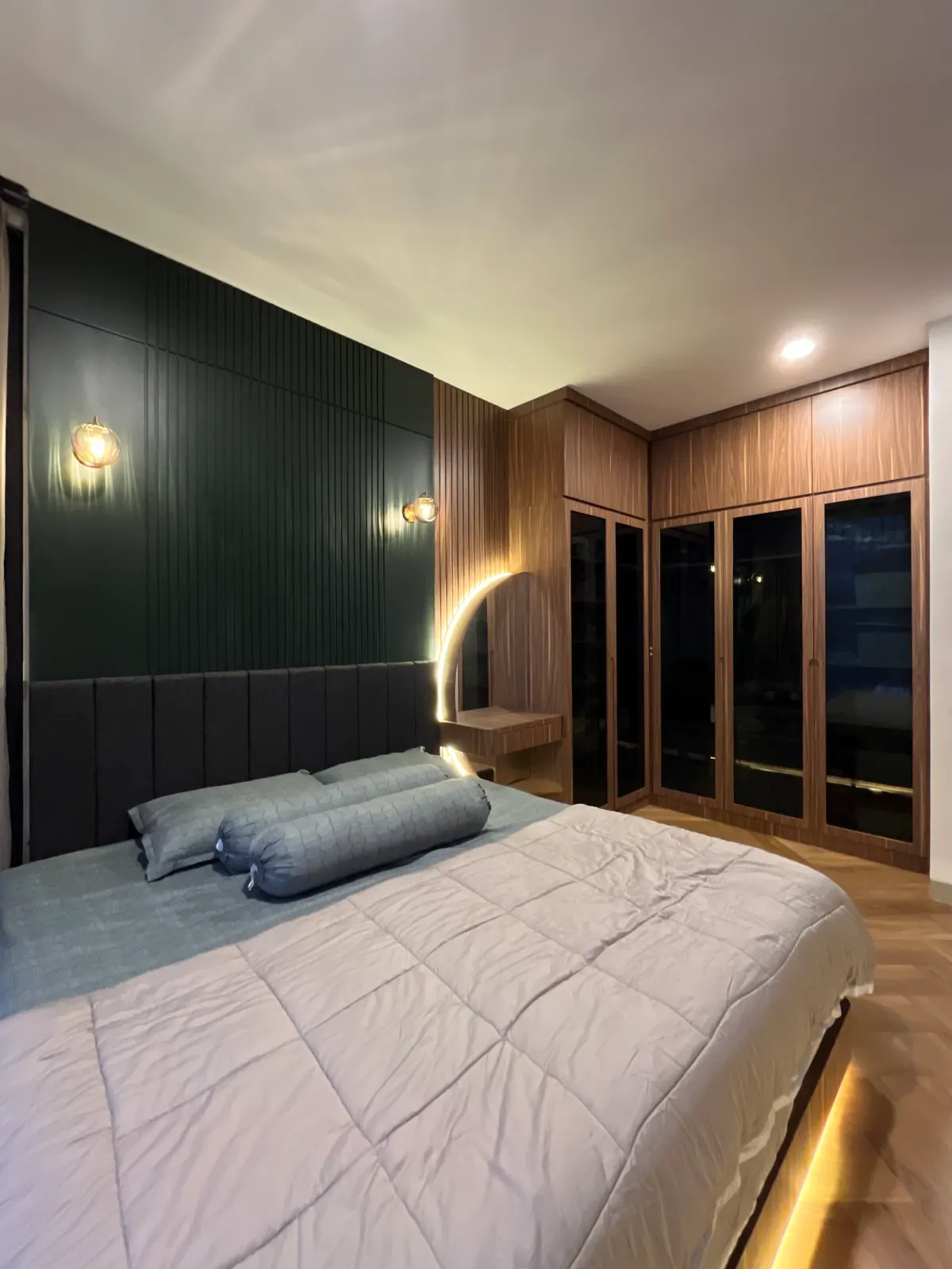 Meja kerja sudut kamar tidur built in Niscala