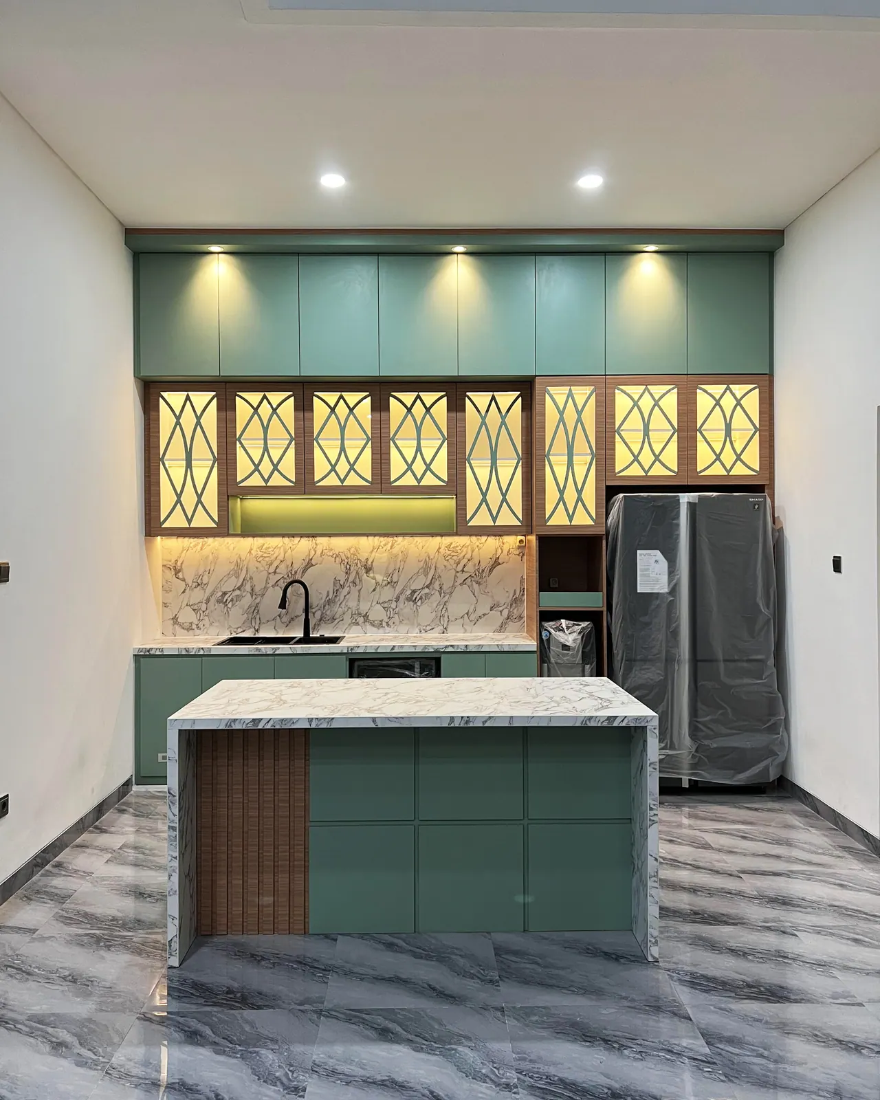 Kitchen set dual tone warna kayu dan putih