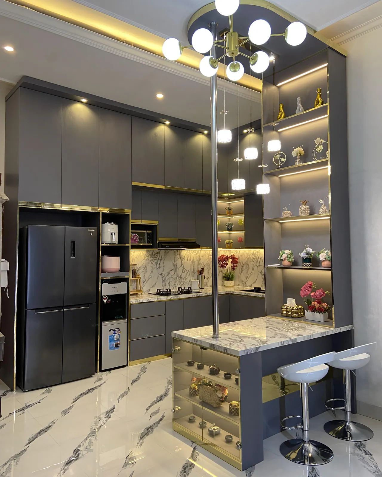 Kitchen set minimalis serat kayu alami dan backsplash marmer