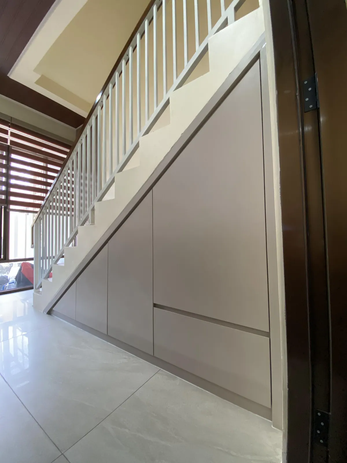 Lemari bawah tangga klasik elegan Niscala