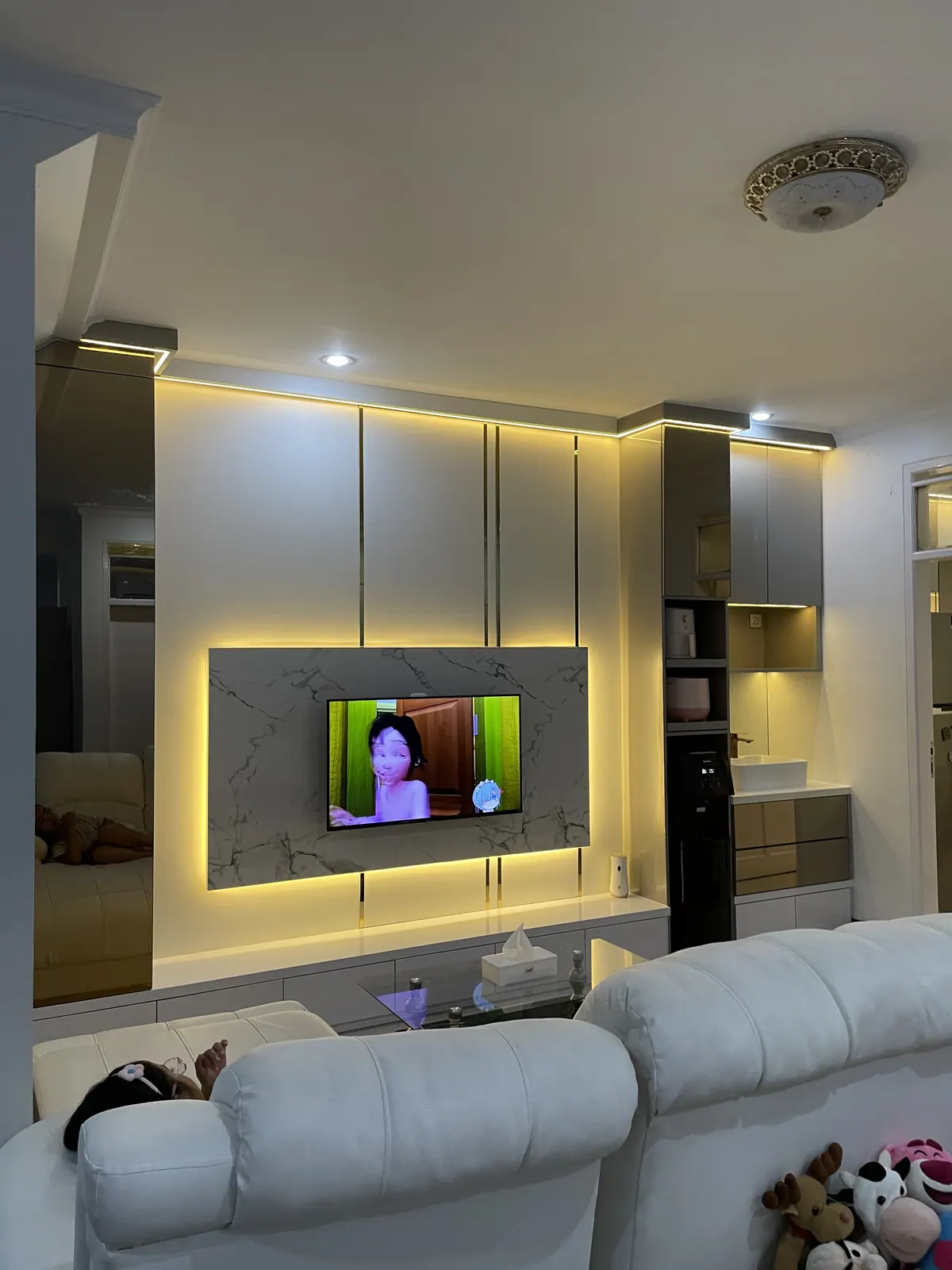 Backdrop TV modern custom untuk rumah cluster Tangerang