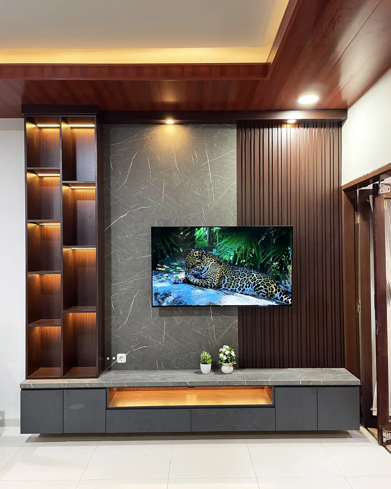 Backdrop TV simpel kayu terang Scandinavian