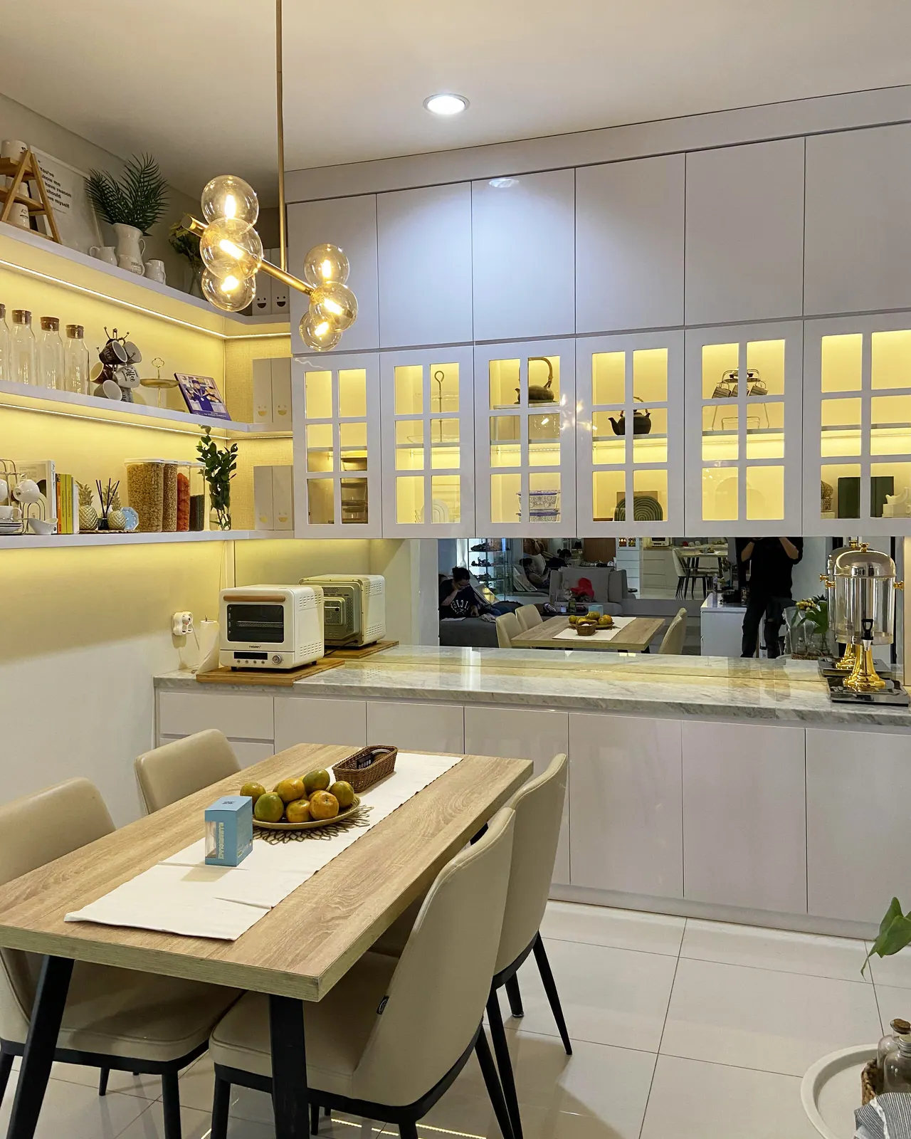 Lemari pakaian custom full plafon Cimahi oleh Niscala Furniture