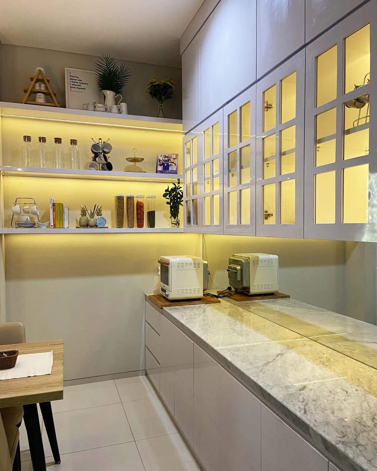 Bukaan pintu lemari pakaian full height
