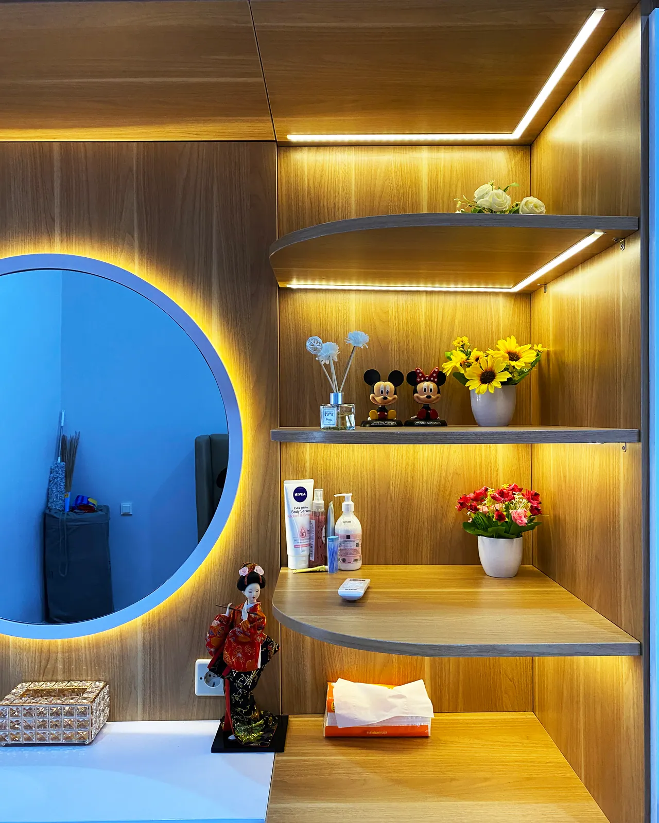 Detail isi kompartemen lemari 4 pintu