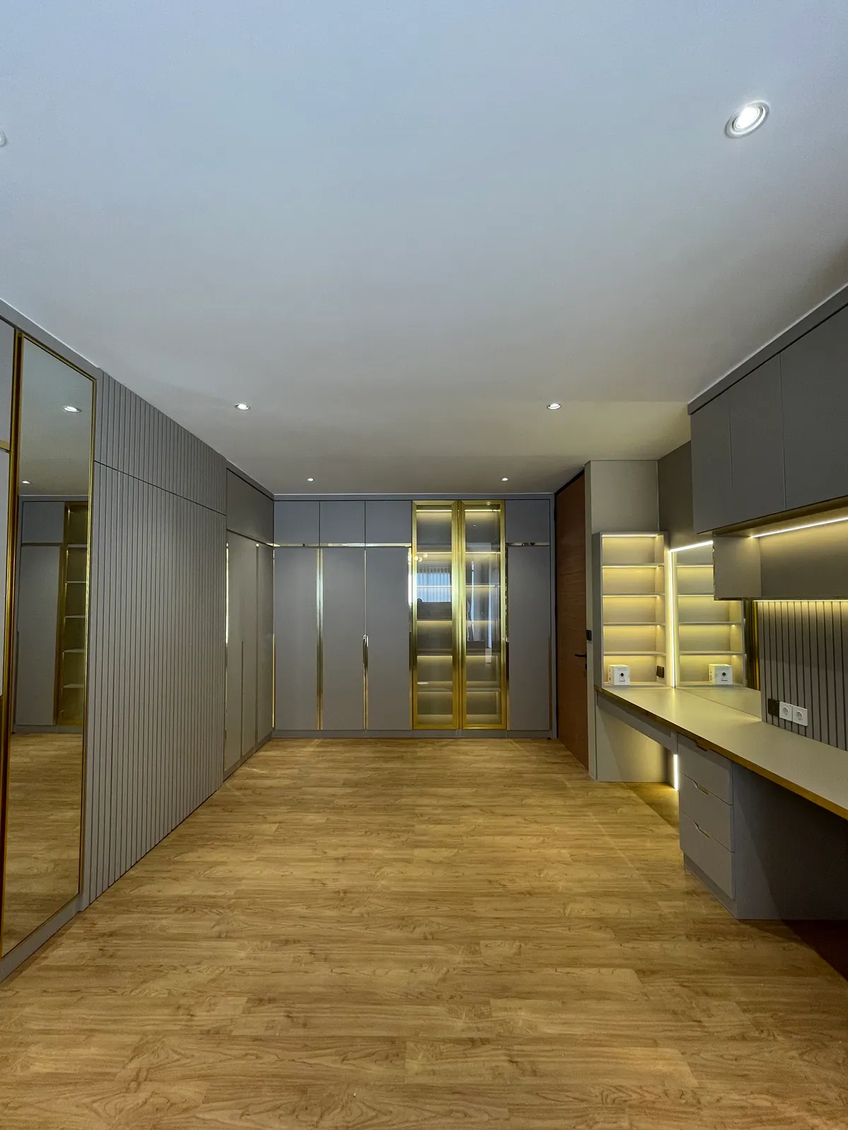 Lemari pakaian built-in desain 2026
